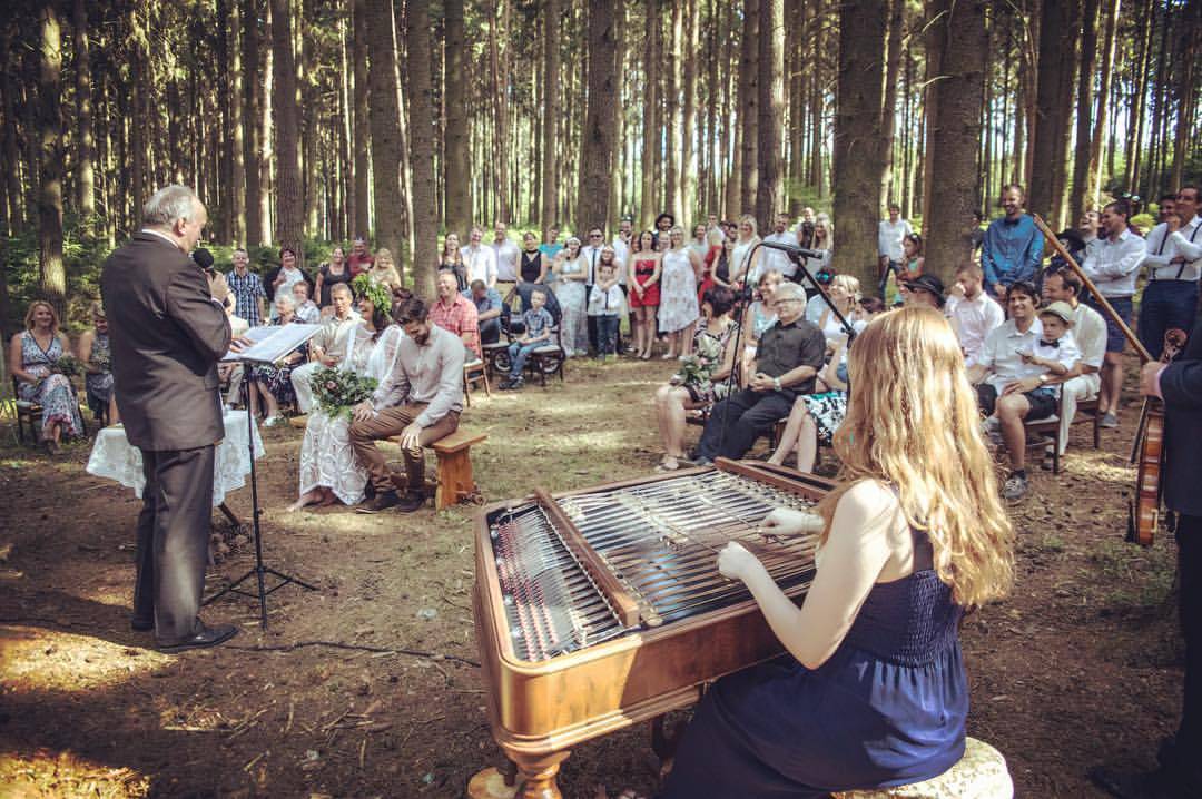 Klavír nebo cimbál na svatební obřad
